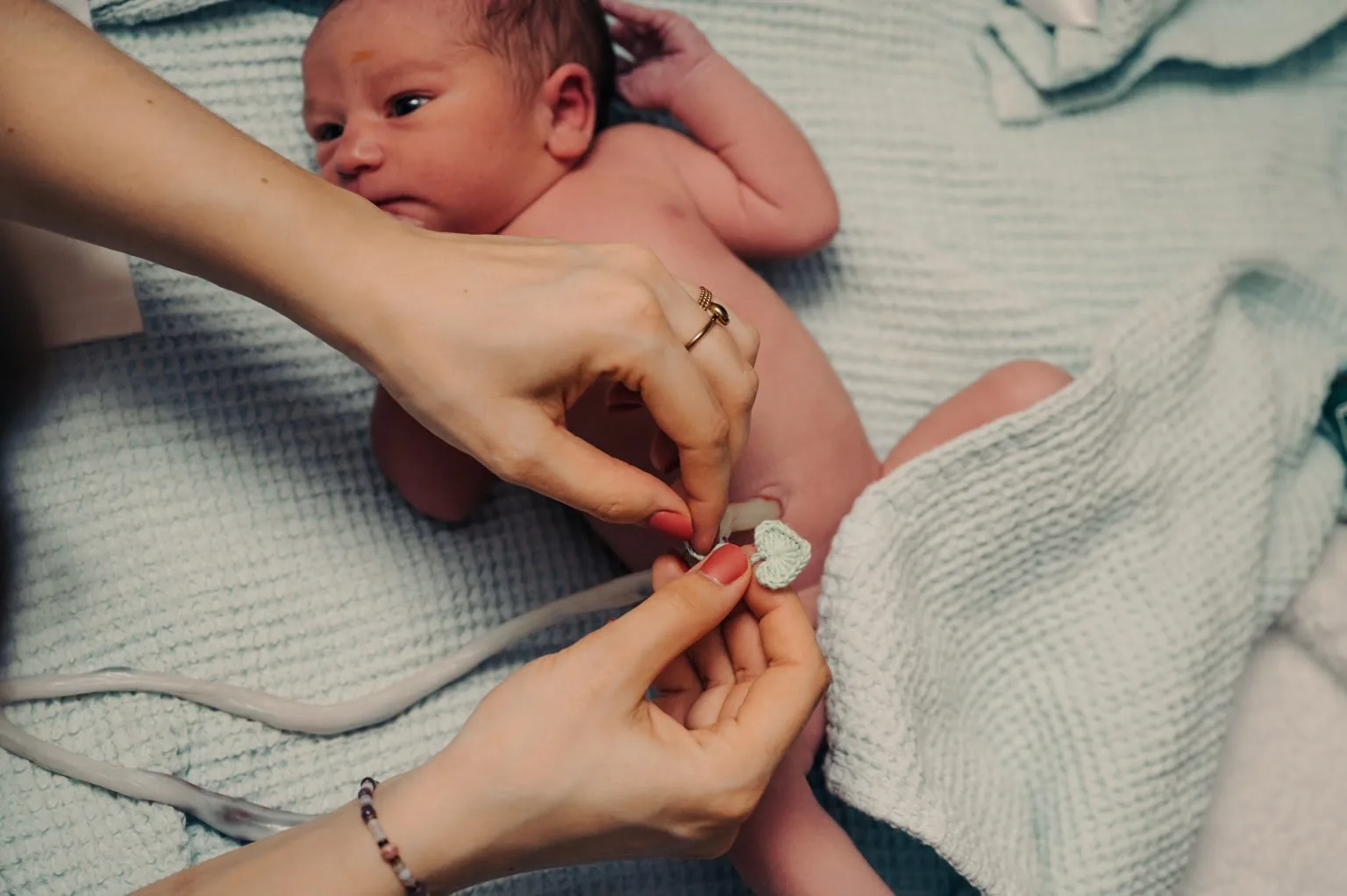 Noworodek tuż po porodzie domowym, pierwsze chwile z opiekunką